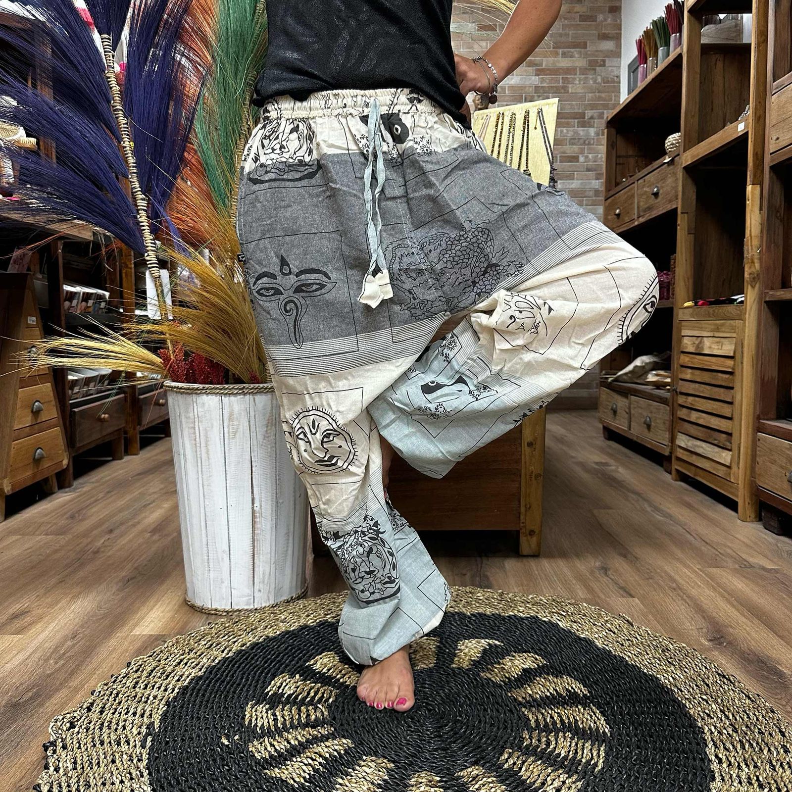 Pantalones de yoga y festival - Estampado Himalayan High Cross en gris - Imagen 3