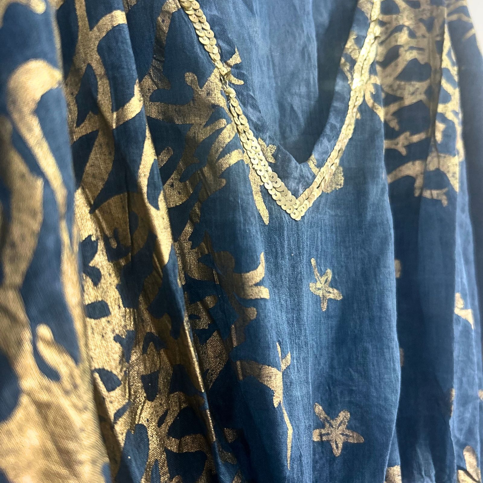Nomad Sari Kaftan – Azul marino con estampado de coral dorado - Imagen 2