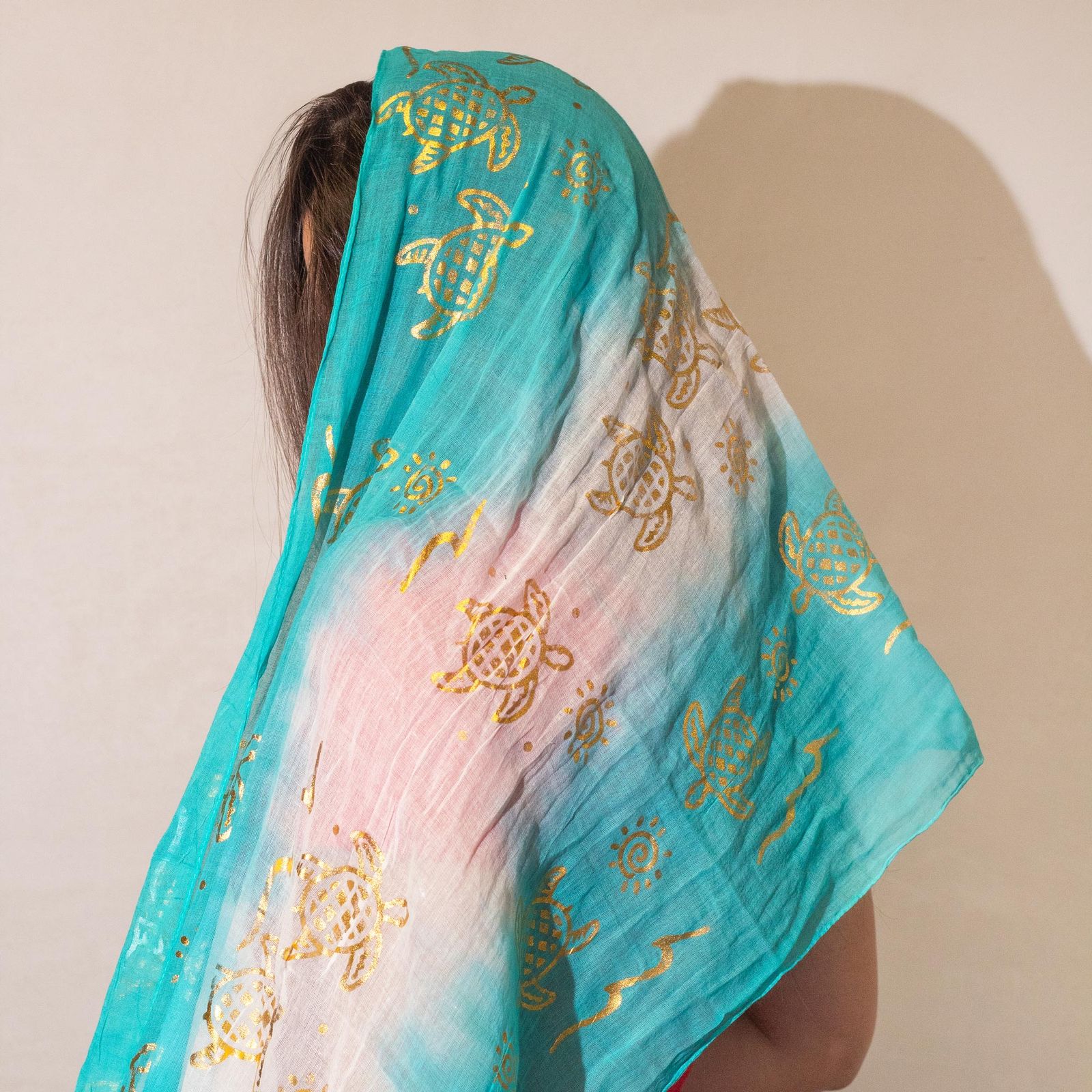Nomad Sari Pañuelo de Verano – Estampado de Tortugas – Turquesa (180 × 50 cm) - Imagen 2