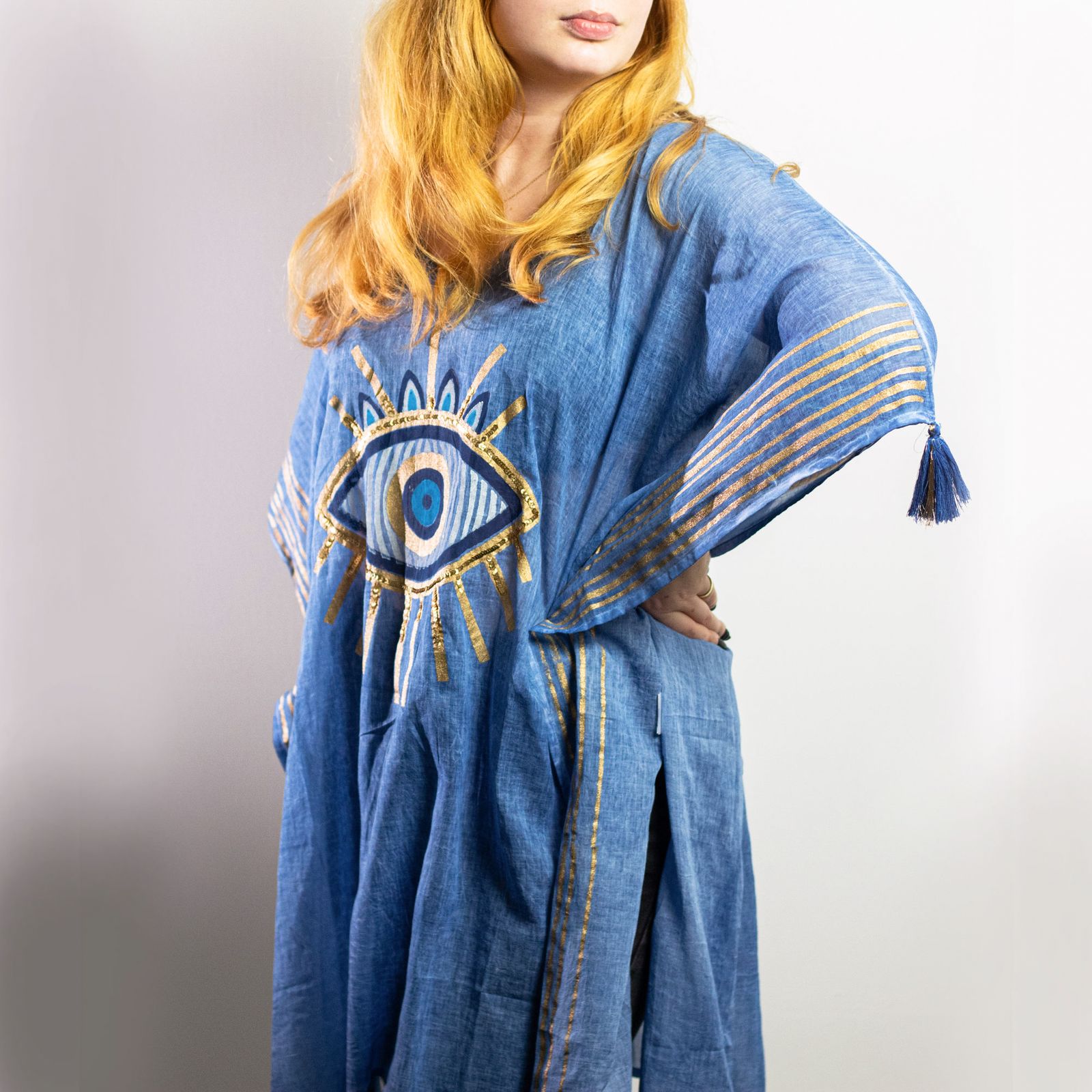 Nomad Sari Kaftan – Estampado de ojo turco azul intenso y dorado - Imagen 3
