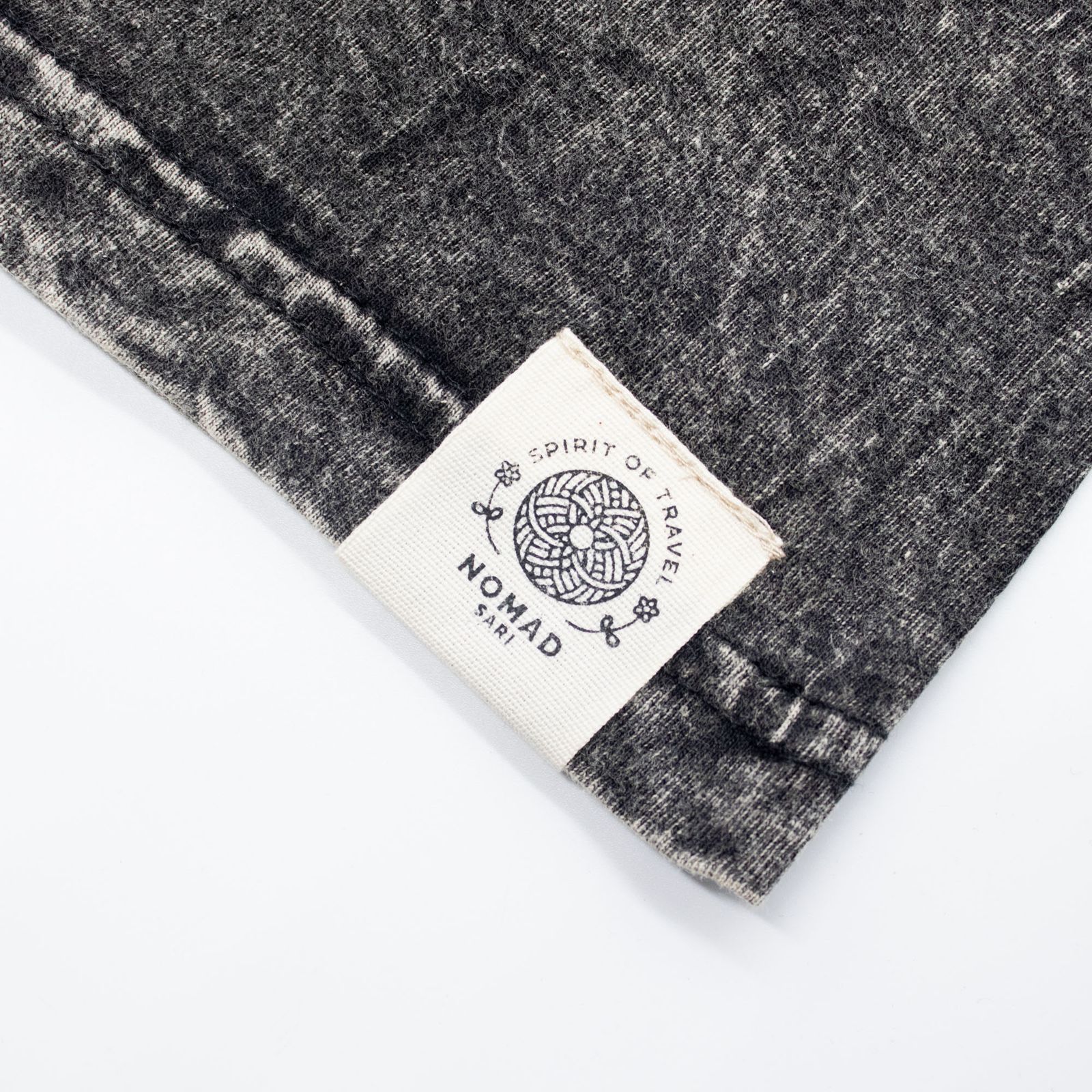 Nomad Sari Camiseta de algodón lavado a piedra - Compás de la Vida - Carbón - Grande - Imagen 6