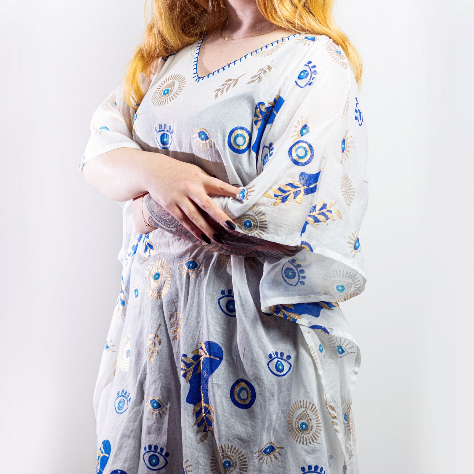 Colección Nómada Sari Mediterráneo - Kaftan - Diseño del Ojo Maligno en Blanco, Azul y Oro - Imagen 4