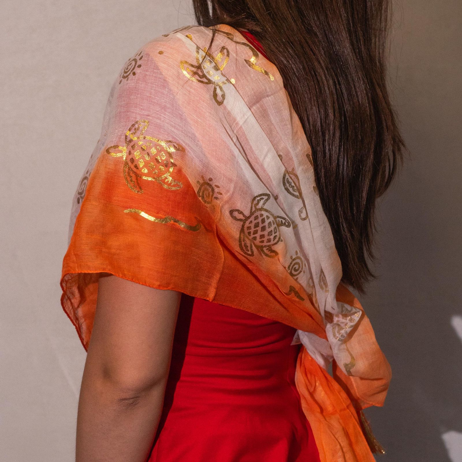 Pañuelo Nomad Sari Verano con estampado de tortugas - coral (180x50cm) - Imagen 2