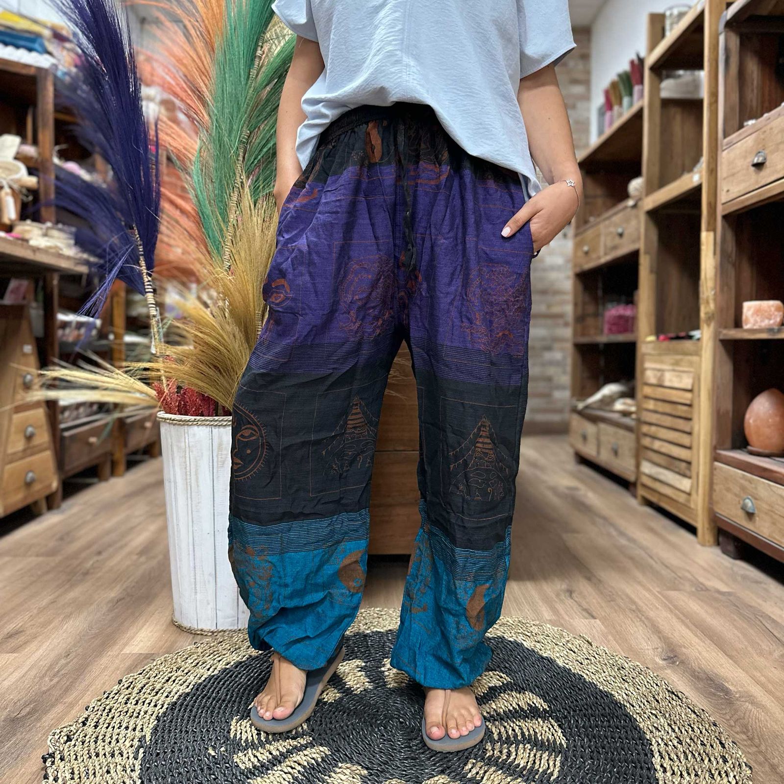 Pantalones de yoga y festivales - Estampado Himalayan High Cross en morado - Imagen 3
