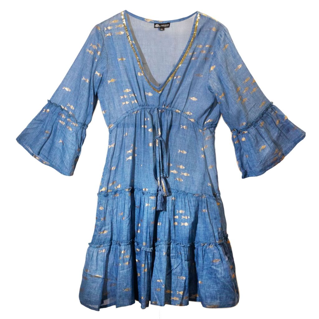 Nomad Sari en el Mar Mediterráneo Vestido con estampado de peces azules y dorados (M/L)