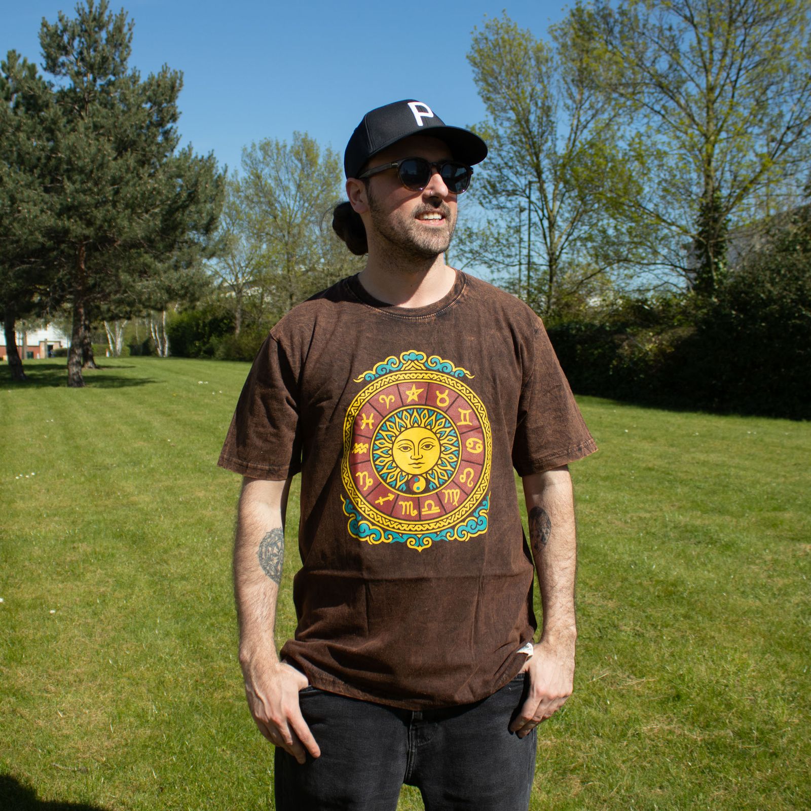 Nomad Sari Camiseta de Algodón Lavado a Piedra - Sol y Zodíaco - Marrón - Grande - Imagen 2