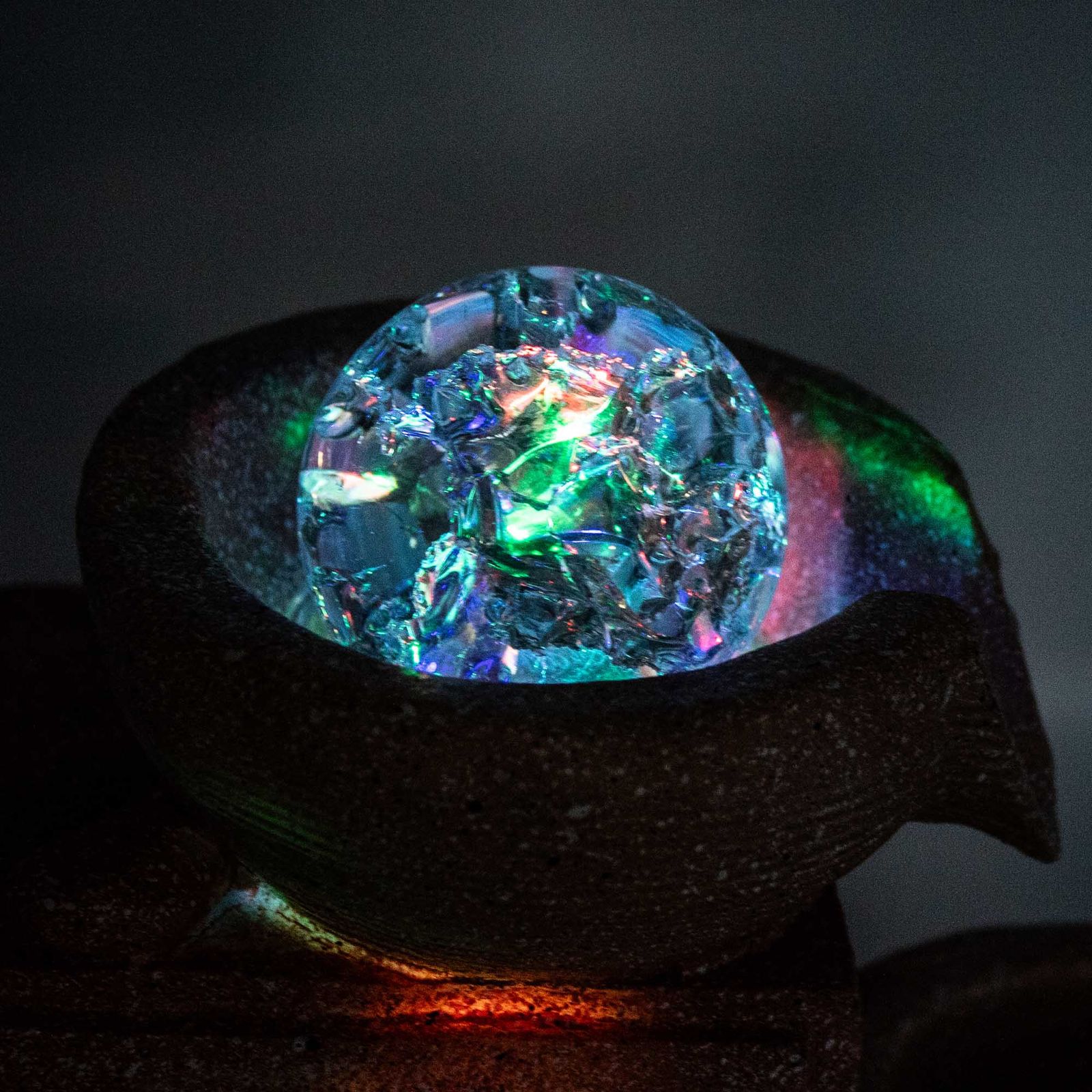 Fuente decorativa de mesa con elefantes enamorados, bola de cristal, luz y molino de agua (30x20x35cm) - Imagen 4