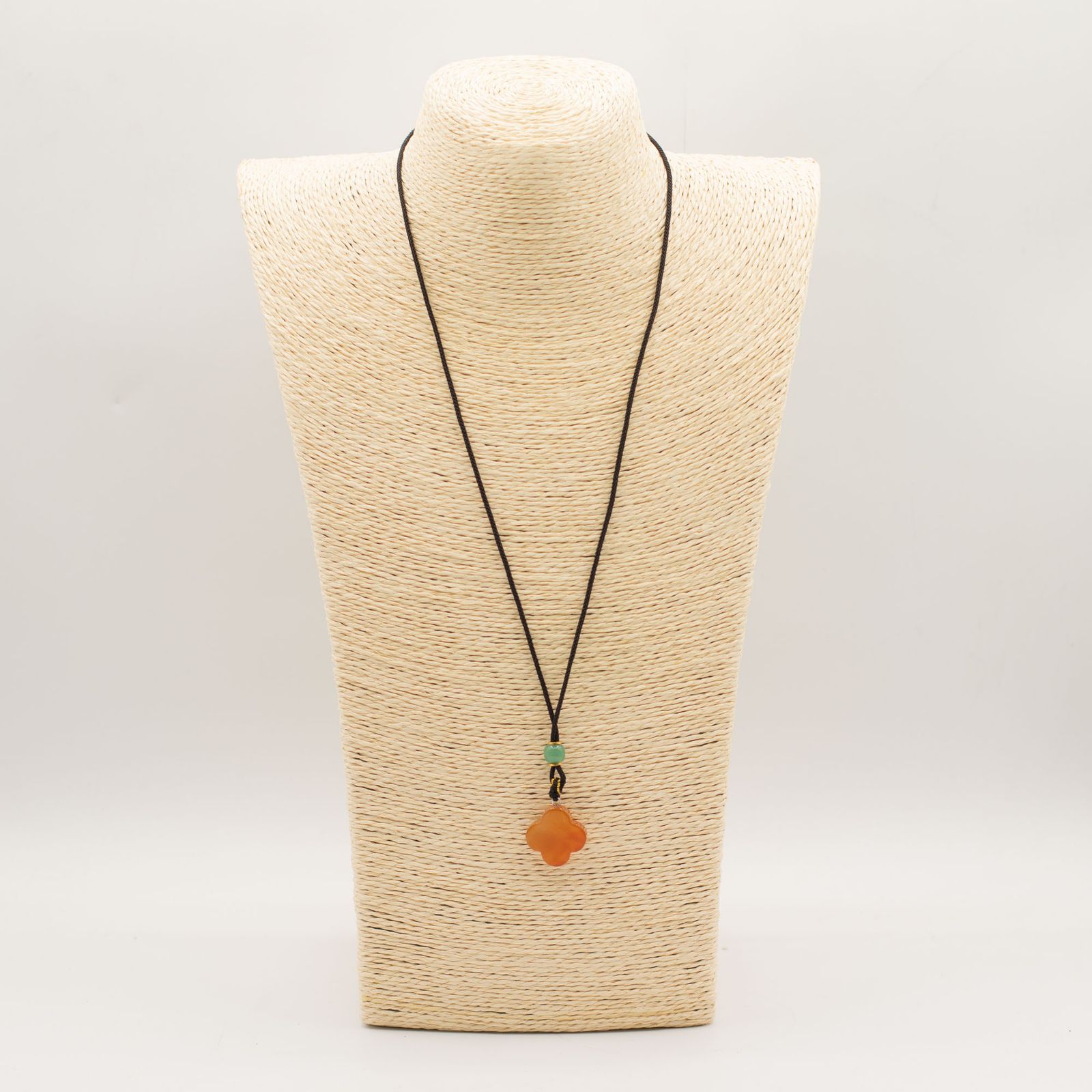 Collar de cordón Colgante de piedra preciosa - Jade rojo en forma de trébol - Imagen 2