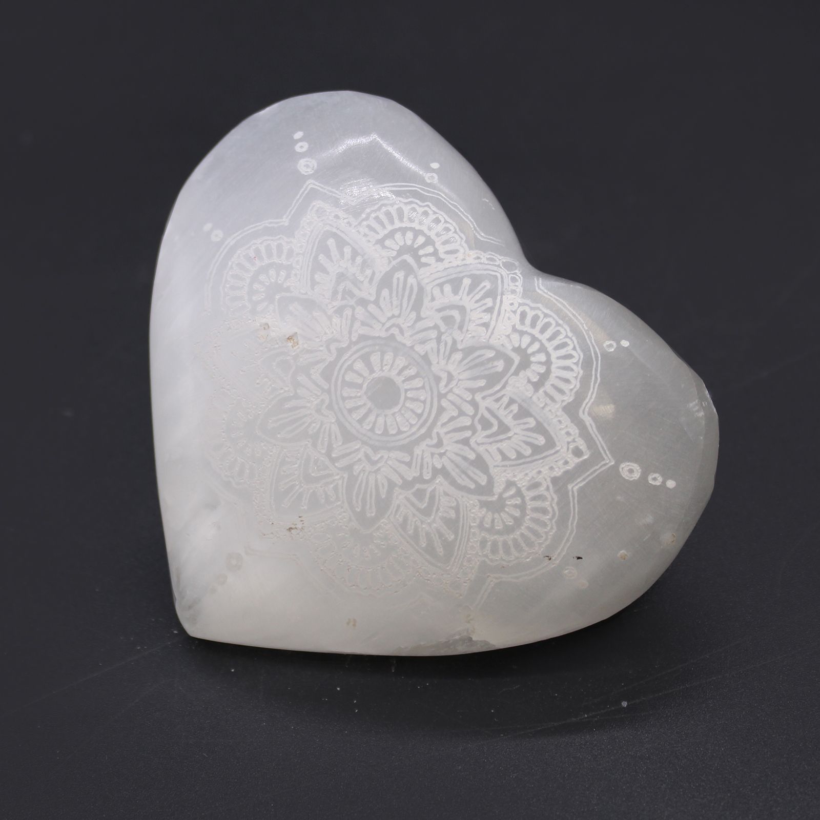 Corazón de selenita - 7-8cm - Mandala Grabada - Imagen 3