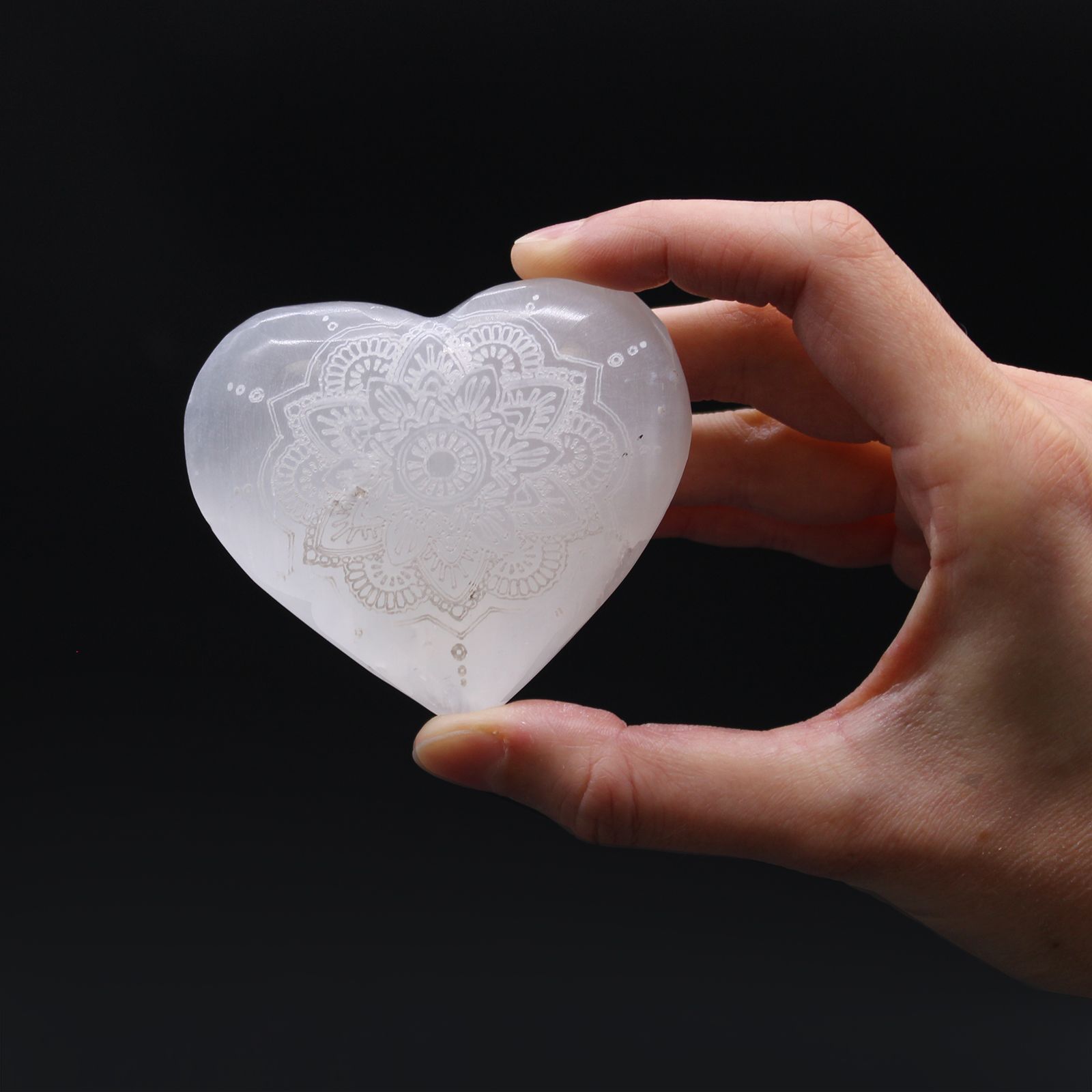 Corazón de selenita - 7-8cm - Mandala Grabada - Imagen 2