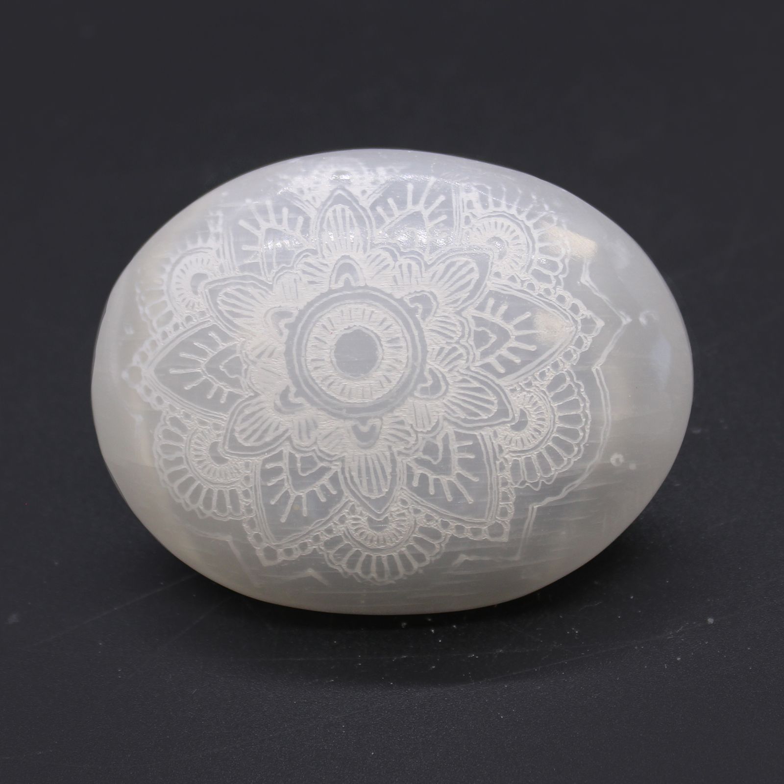 Piedra de palma de selenita - Mandala grabada - Imagen 3