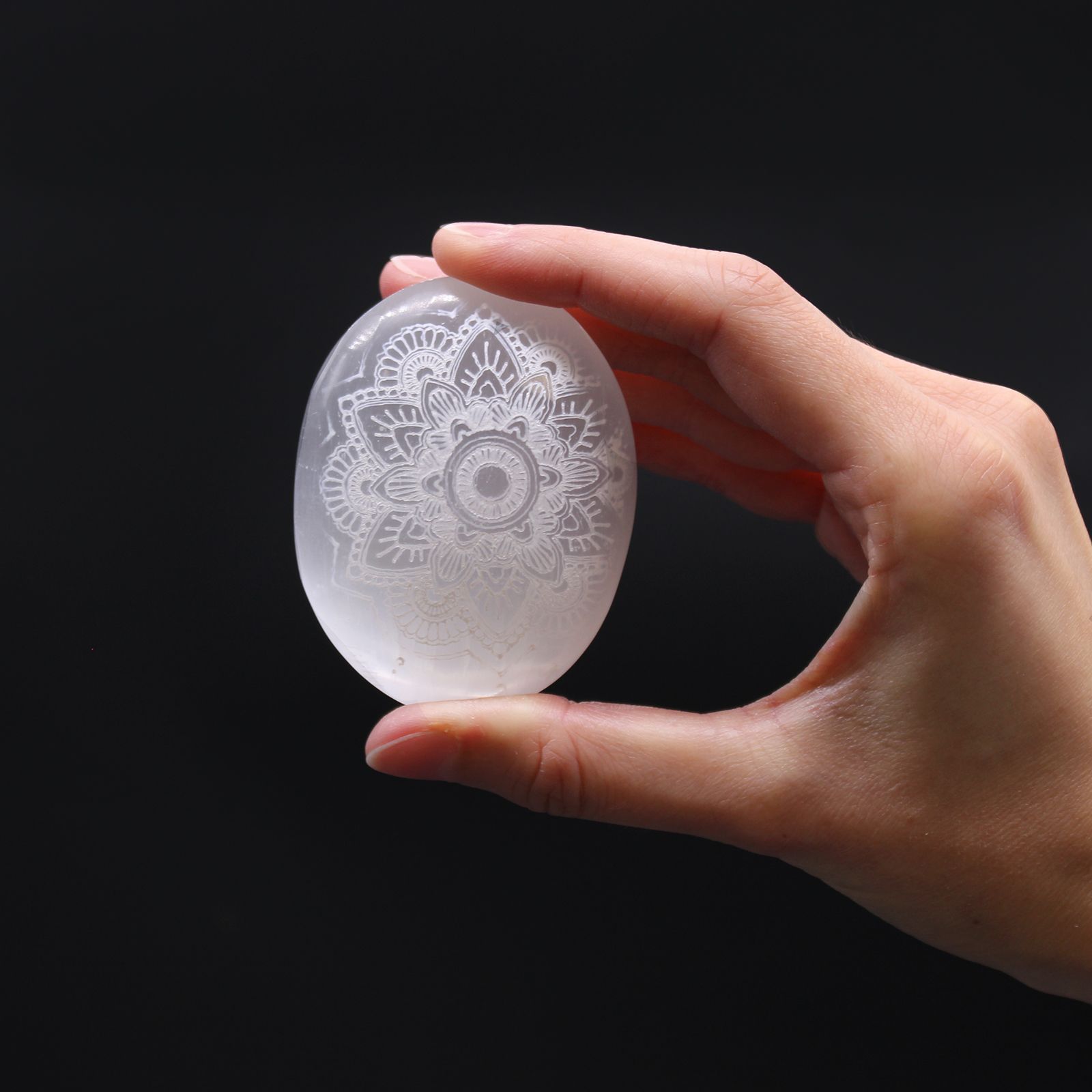 Piedra de palma de selenita - Mandala grabada - Imagen 2