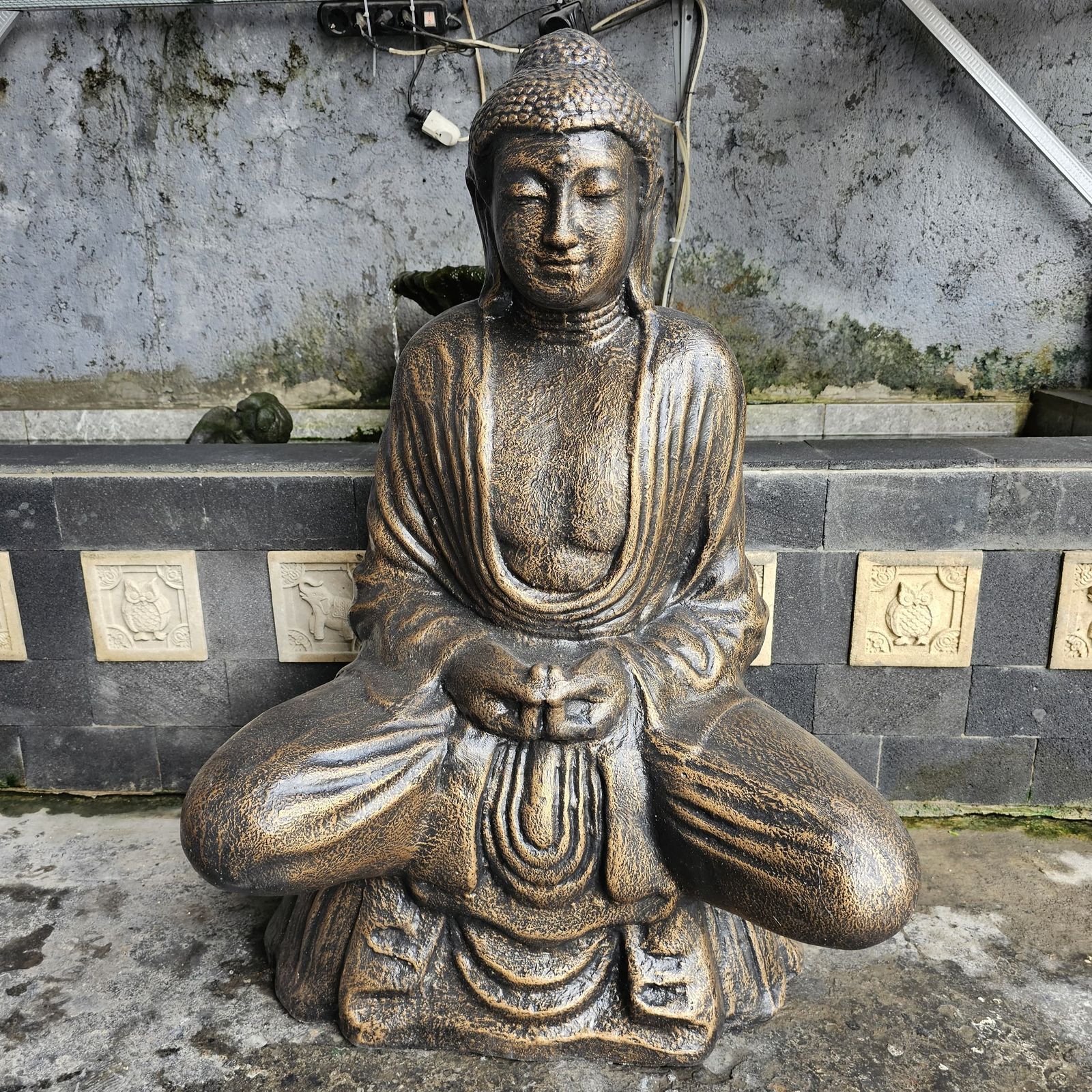 Buda tailandés grande de oro antiguo - 0.96m