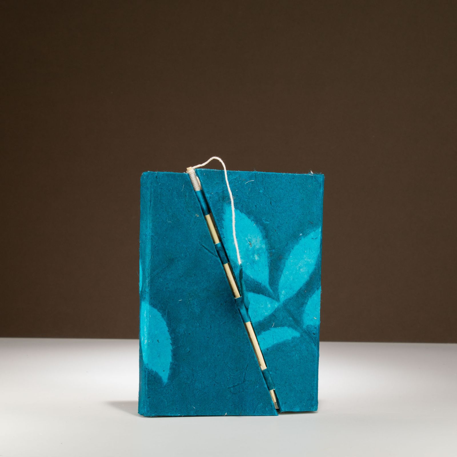 Cuaderno Lokta Bold Floral de bambú con cierre – Mediano (15x12 cm) – 45 Hojas – Azul medianoche - Imagen 4