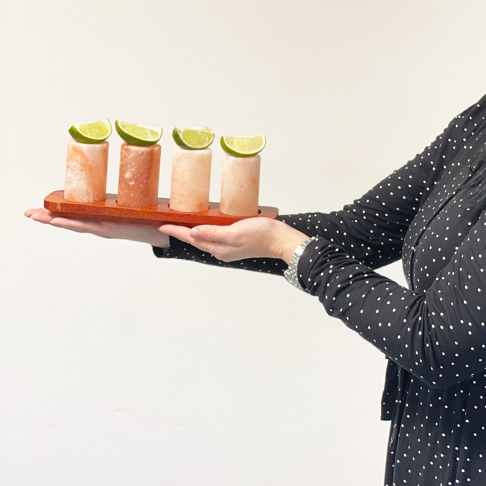 Juego de 4 vasos de chupito de sal del Himalaya y soporte de madera para servir - Imagen 3