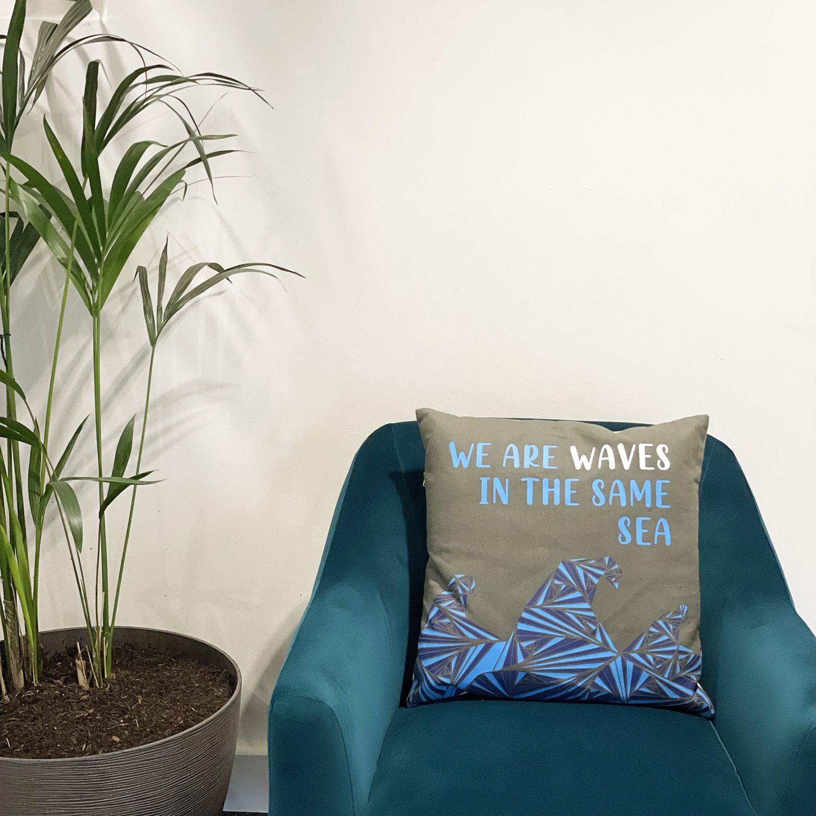 Funda de Cojín de Algodón Estampado - Somos Olas - Gris, Azul y Natural - Imagen 2