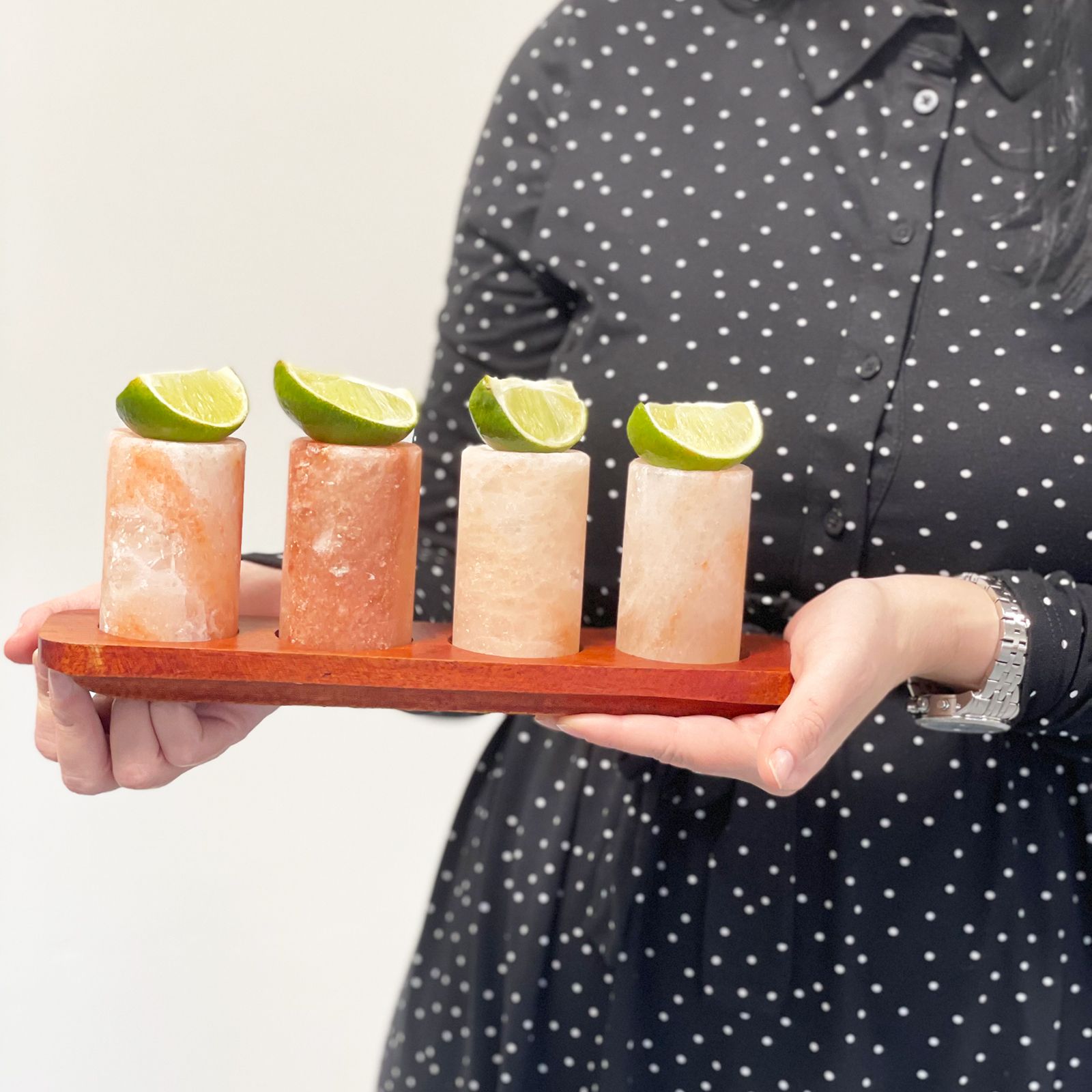 Juego de 4 vasos de chupito de sal del Himalaya y soporte de madera para servir - Imagen 2