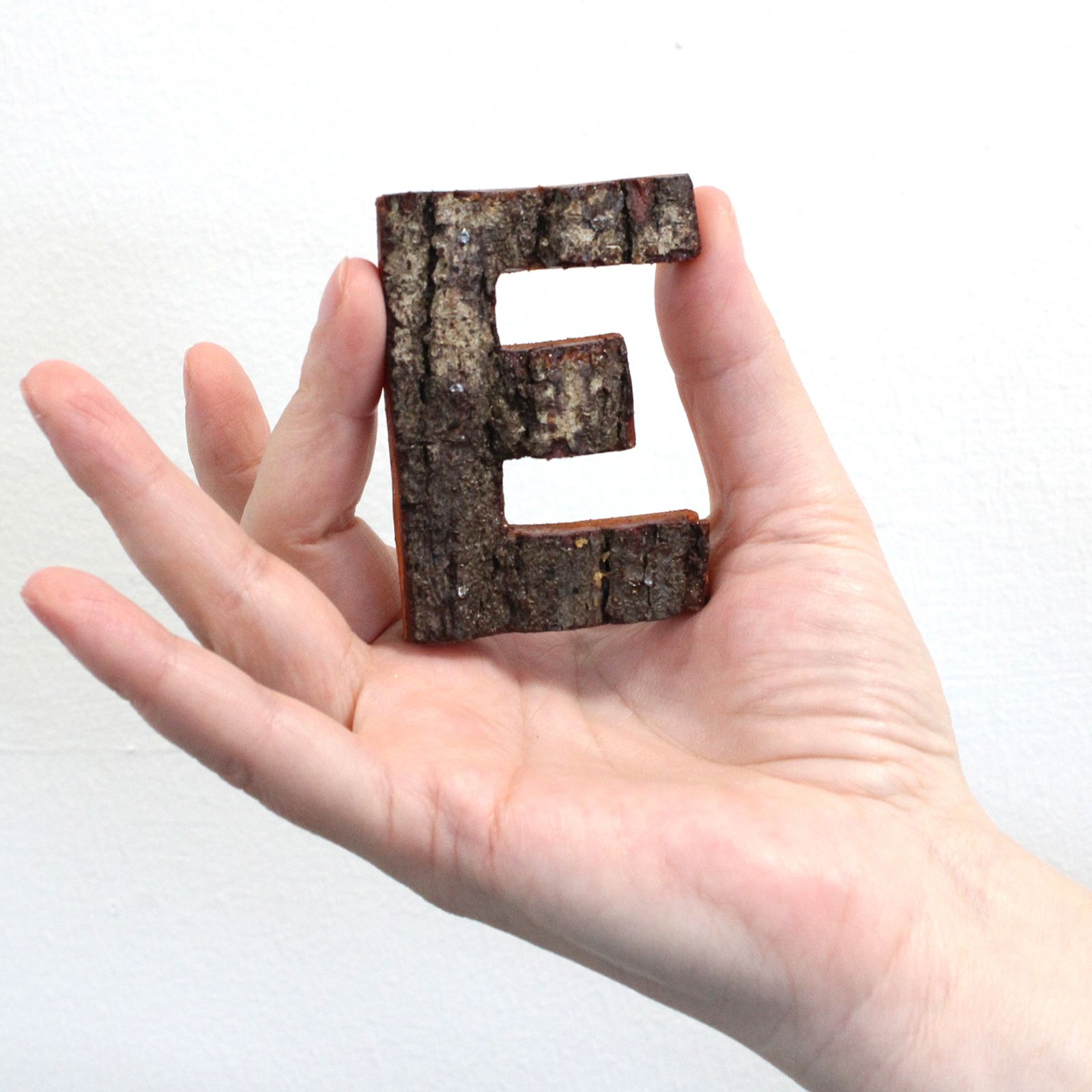 Letra de Corteza Rústica - "E" (12) - Pequeña 7cm - Imagen 2